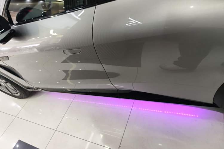 Used Xiaomi Auto YU7 2025 Ultra-Long Range High-Performance All-Wheel-Drive Max Edition Left Side Sill