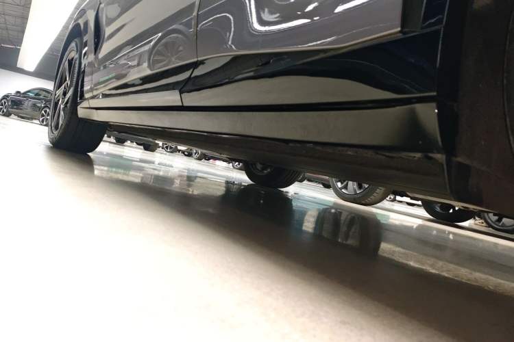 Used Xiaomi Auto YU7 2025 Ultra-Long Range Rear-Wheel Drive Version Left Side Sill