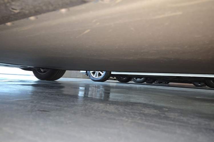 Used Xiaomi Auto YU7 2025 Ultra-Long Range High-Performance All-Wheel-Drive Max Edition Left Side Sill