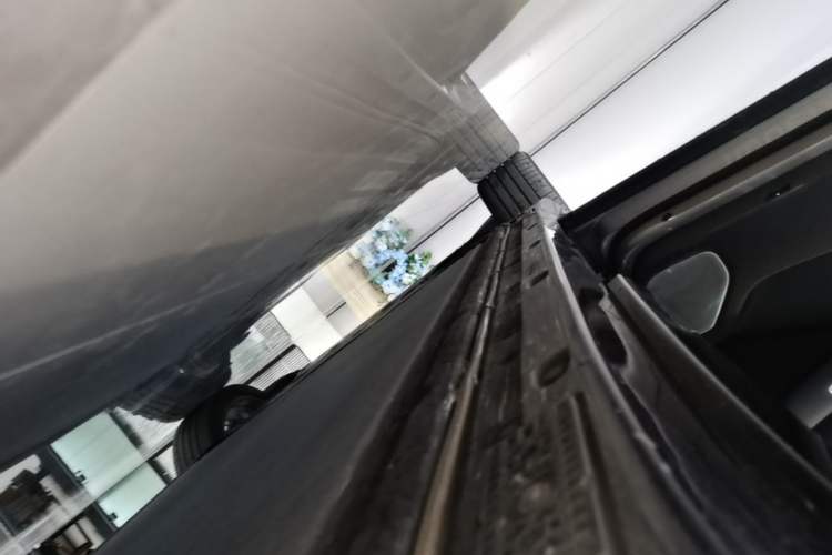Used Xiaomi Auto YU7 2025 Ultra-Long Range High-Performance All-Wheel-Drive Max Edition Left Side Sill