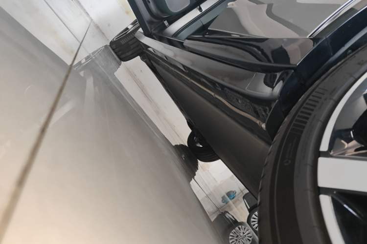 Used Xiaomi Auto YU7 2025 Ultra-Long Range High-Performance All-Wheel-Drive Max Edition Left Side Sill