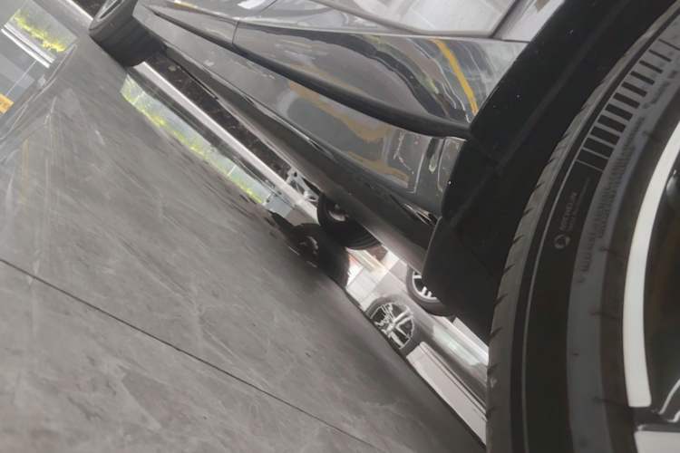 Used Xiaomi Auto YU7 2025 Ultra-Long Range High-Performance All-Wheel-Drive Max Edition Left Side Sill