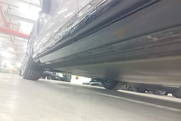 Used Xiaomi Auto YU7 2025 Ultra-Long Range Rear-Wheel Drive Version Left Side Sill