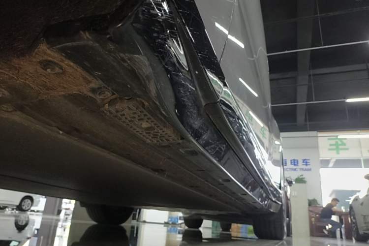 Used Xiaomi Auto YU7 2025 Ultra-Long Range Rear-Wheel Drive Version Left Side Sill