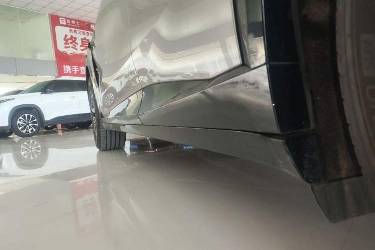Used Xiaomi Auto YU7 2025 Ultra-Long Range Rear-Wheel Drive Version Left Side Sill