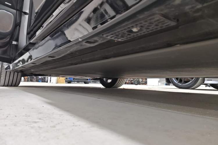 Used Xiaomi Auto YU7 2025 Ultra-Long Range High-Performance All-Wheel-Drive Max Edition Left Side Sill