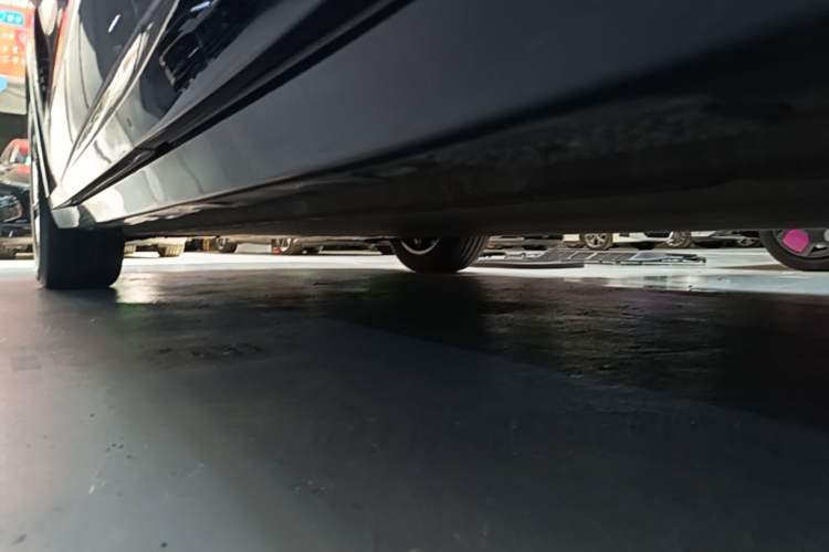 Used Xiaomi Auto YU7 2025 Ultra-Long Range Rear-Wheel Drive Version Left Side Sill
