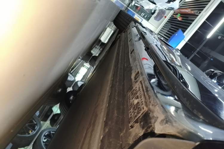 Used Xiaomi Auto YU7 2025 Ultra-Long Range High-Performance All-Wheel-Drive Max Edition Left Side Sill