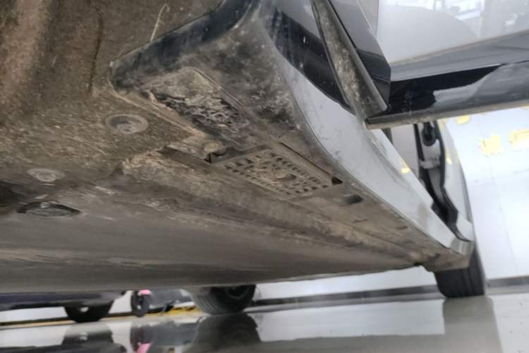 Used Xiaomi Auto YU7 2025 Ultra-Long Range High-Performance All-Wheel-Drive Max Edition Left Side Sill