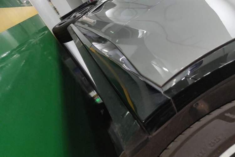 Used Xiaomi Auto YU7 2025 Ultra-Long Range High-Performance All-Wheel-Drive Max Edition Left Side Sill
