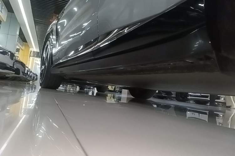 Used Xiaomi Auto YU7 2025 Ultra-Long Range High-Performance All-Wheel-Drive Max Edition Left Side Sill