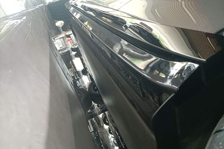 Used Xiaomi Auto YU7 2025 Ultra-Long Range All-Wheel Drive Pro Version Left Side Sill