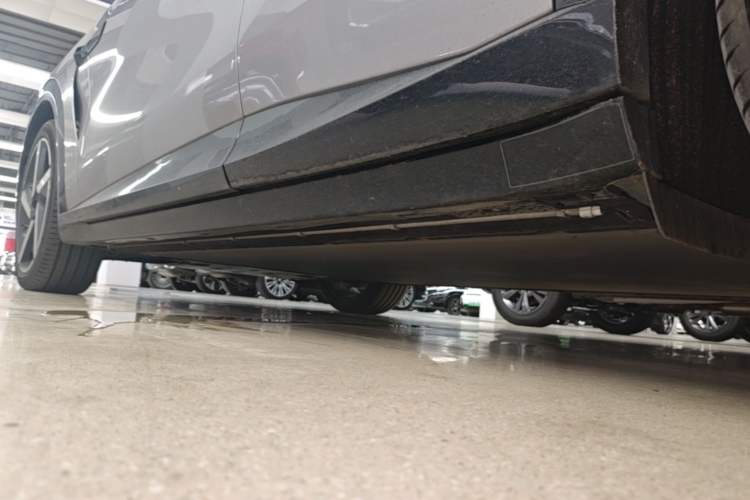 Used Xiaomi Auto YU7 2025 Ultra-Long Range High-Performance All-Wheel-Drive Max Edition Left Side Sill