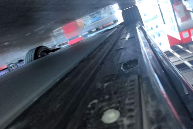 Used Xiaomi Auto YU7 2025 Ultra-Long Range High-Performance All-Wheel-Drive Max Edition Left Side Sill