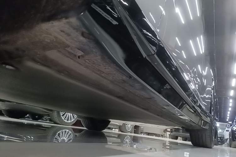 Used Xiaomi Auto YU7 2025 Ultra-Long Range All-Wheel Drive Pro Version Left Side Sill
