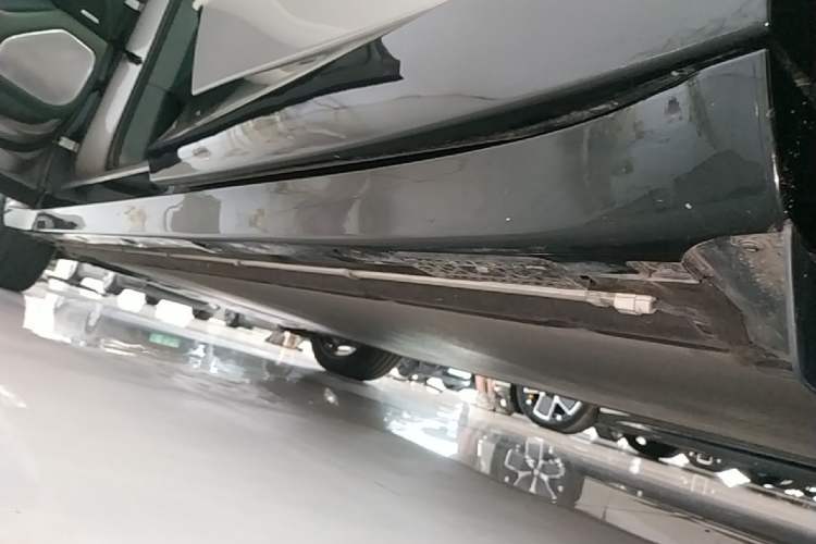 Used Xiaomi Auto YU7 2025 Ultra-Long Range High-Performance All-Wheel-Drive Max Edition Left Side Sill