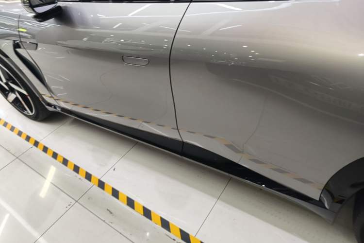 Used Xiaomi Auto YU7 2025 Ultra-Long Range High-Performance All-Wheel-Drive Max Edition Left Side Sill