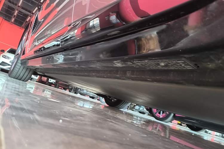 Used Xiaomi Auto YU7 2025 Ultra-Long Range All-Wheel Drive Pro Version Left Side Sill