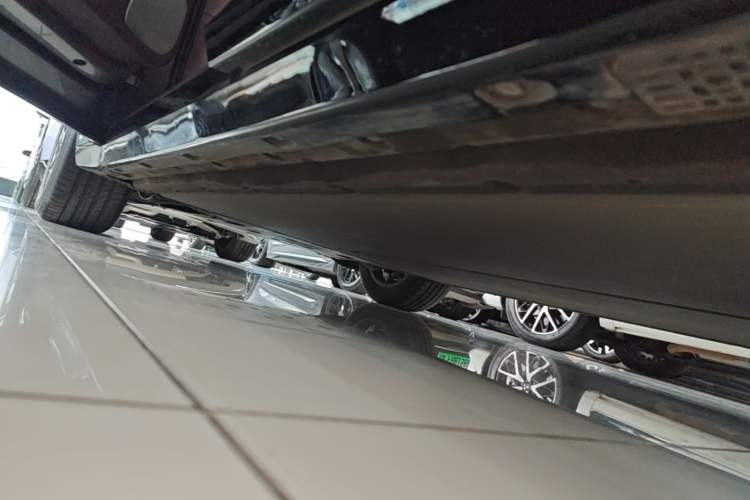 Used Xiaomi Auto YU7 2025 Ultra-Long Range Rear-Wheel Drive Version Left Side Sill