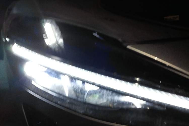 Used Xiaomi Auto YU7 2025 Ultra-Long Range Rear-Wheel Drive Version Right Front Headlight