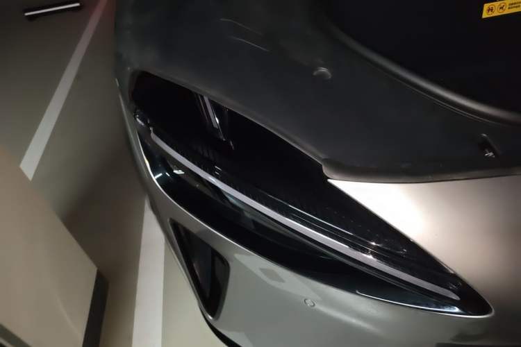 Used Xiaomi Auto YU7 2025 Ultra-Long Range Rear-Wheel Drive Version Right Front Headlight