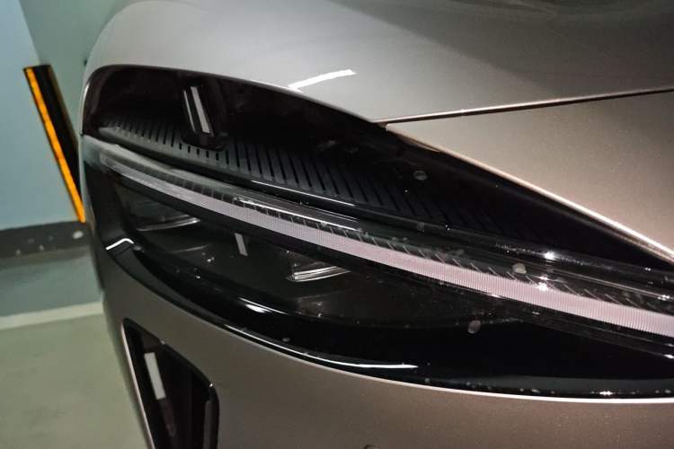Used Xiaomi Auto YU7 2025 Ultra-Long Range High-Performance All-Wheel-Drive Max Edition Right Front Headlight