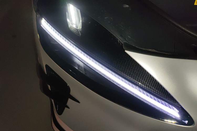 Used Xiaomi Auto YU7 2025 Ultra-Long Range High-Performance All-Wheel-Drive Max Edition Right Front Headlight