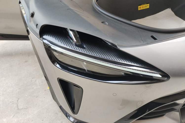 Used Xiaomi Auto YU7 2025 Ultra-Long Range Rear-Wheel Drive Version Right Front Headlight