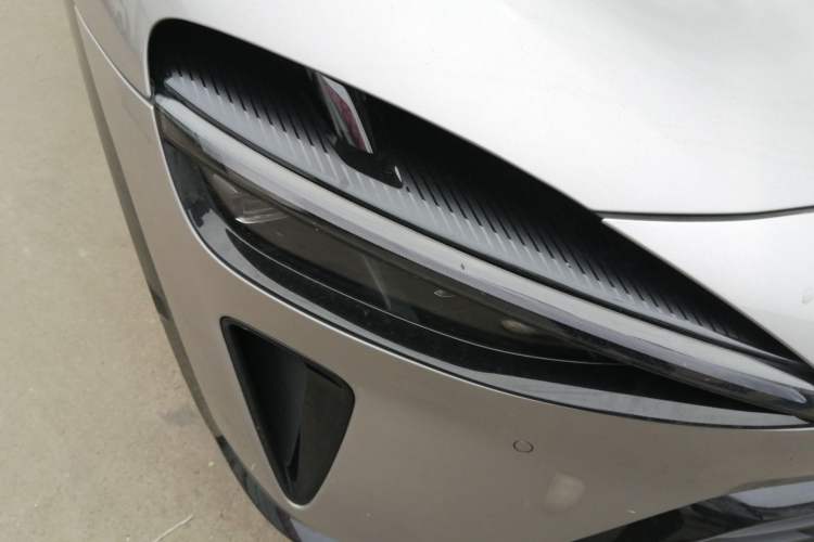 Used Xiaomi Auto YU7 2025 Ultra-Long Range High-Performance All-Wheel-Drive Max Edition Right Front Headlight