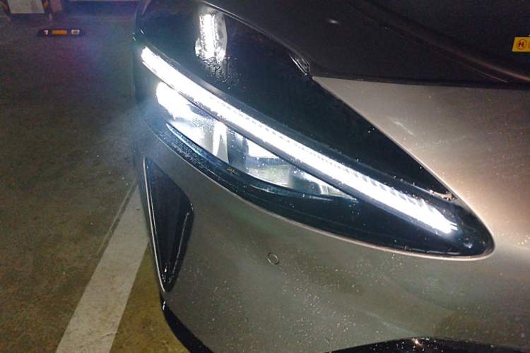 Used Xiaomi Auto YU7 2025 Ultra-Long Range Rear-Wheel Drive Version Right Front Headlight