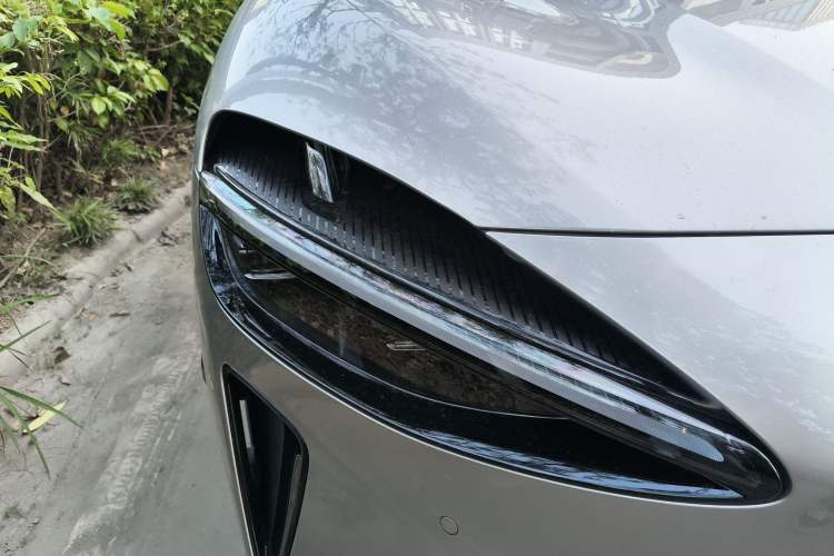 Used Xiaomi Auto YU7 2025 Ultra-Long Range Rear-Wheel Drive Version Right Front Headlight