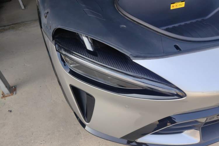 Used Xiaomi Auto YU7 2025 Ultra-Long Range Rear-Wheel Drive Version Right Front Headlight