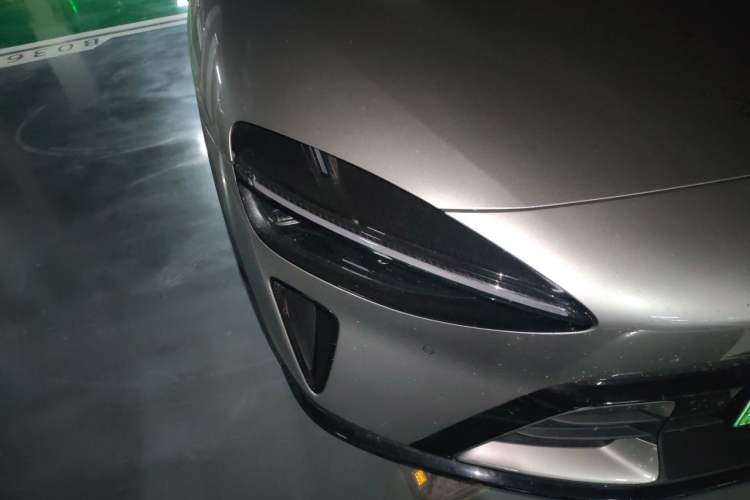 Used Xiaomi Auto YU7 2025 Ultra-Long Range Rear-Wheel Drive Version Right Front Headlight