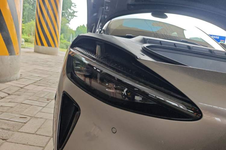 Used Xiaomi Auto YU7 2025 Ultra-Long Range High-Performance All-Wheel-Drive Max Edition Right Front Headlight