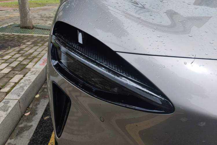 Used Xiaomi Auto YU7 2025 Ultra-Long Range Rear-Wheel Drive Version Right Front Headlight