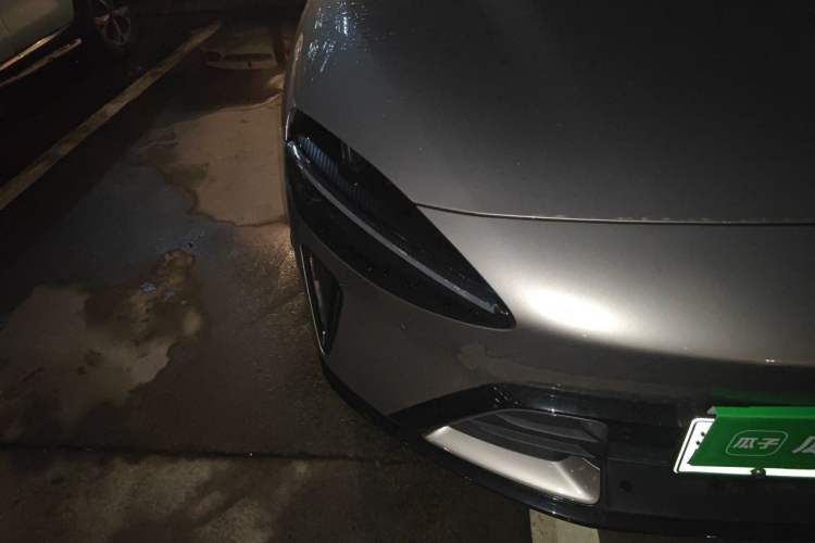 Used Xiaomi Auto YU7 2025 Ultra-Long Range Rear-Wheel Drive Version Right Front Headlight