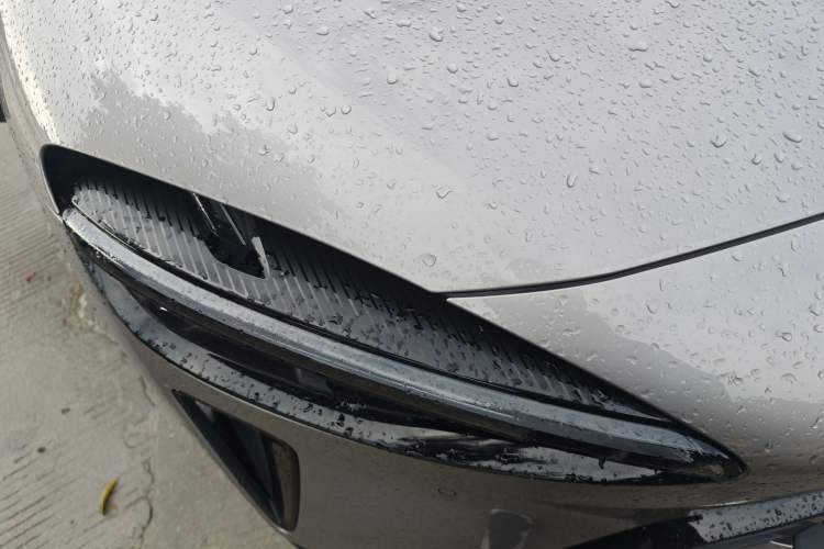 Used Xiaomi Auto YU7 2025 Ultra-Long Range Rear-Wheel Drive Version Right Front Headlight