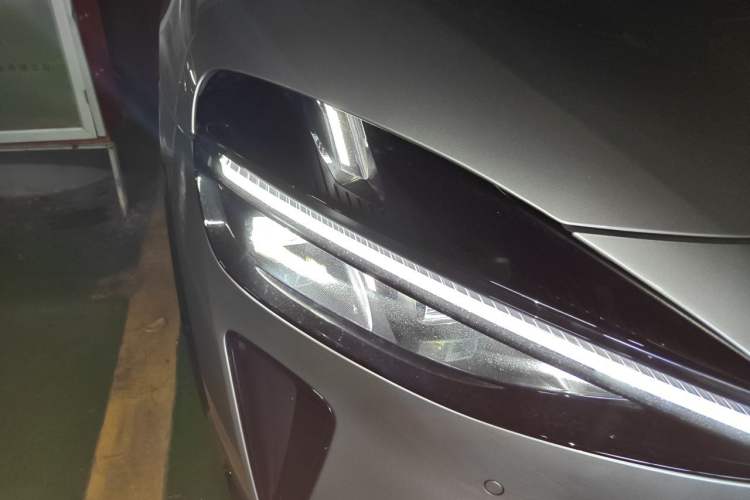 Used Xiaomi Auto YU7 2025 Ultra-Long Range High-Performance All-Wheel-Drive Max Edition Right Front Headlight