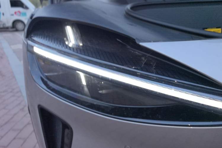 Used Xiaomi Auto YU7 2025 Ultra-Long Range Rear-Wheel Drive Version Right Front Headlight