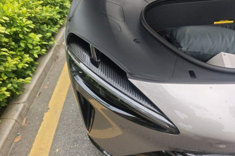 Used Xiaomi Auto YU7 2025 Ultra-Long Range All-Wheel Drive Pro Version Right Front Headlight