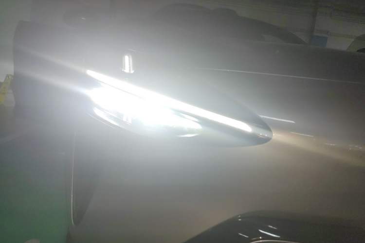 Used Xiaomi Auto YU7 2025 Ultra-Long Range High-Performance All-Wheel-Drive Max Edition Right Front Headlight