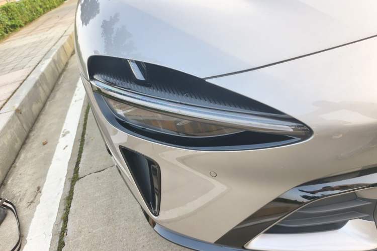 Used Xiaomi Auto YU7 2025 Ultra-Long Range High-Performance All-Wheel-Drive Max Edition Right Front Headlight