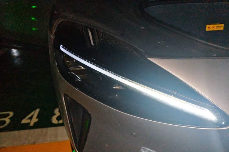 Used Xiaomi Auto YU7 2025 Ultra-Long Range Rear-Wheel Drive Version Right Front Headlight