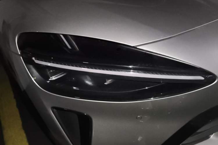 Used Xiaomi Auto YU7 2025 Ultra-Long Range High-Performance All-Wheel-Drive Max Edition Right Front Headlight