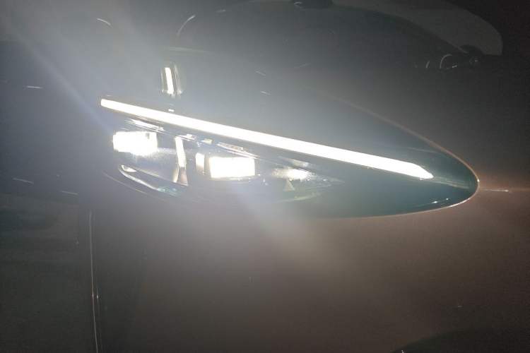 Used Xiaomi Auto YU7 2025 Ultra-Long Range High-Performance All-Wheel-Drive Max Edition Right Front Headlight