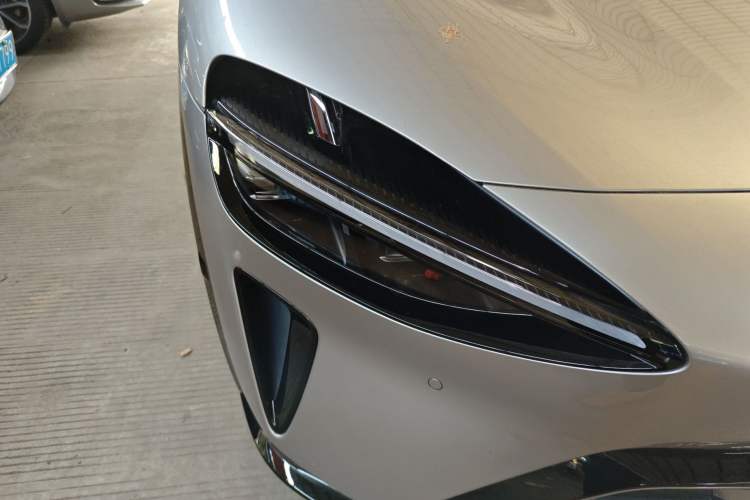 Used Xiaomi Auto YU7 2025 Ultra-Long Range Rear-Wheel Drive Version Right Front Headlight