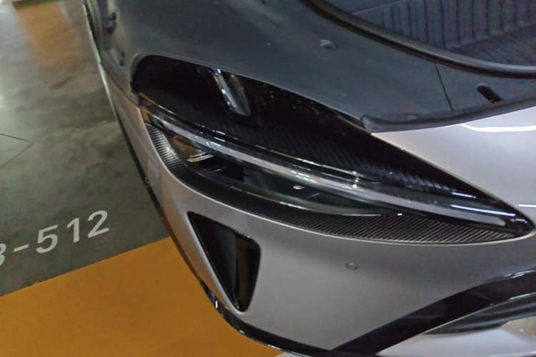 Used Xiaomi Auto YU7 2025 Ultra-Long Range High-Performance All-Wheel-Drive Max Edition Right Front Headlight