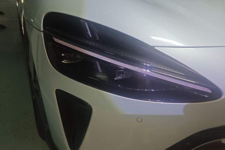 Used Xiaomi Auto YU7 2025 Ultra-Long Range High-Performance All-Wheel-Drive Max Edition Right Front Headlight