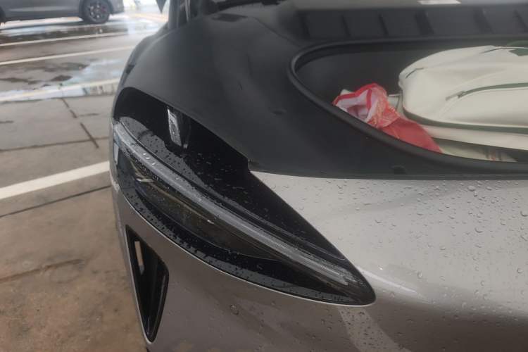 Used Xiaomi Auto YU7 2025 Ultra-Long Range High-Performance All-Wheel-Drive Max Edition Right Front Headlight