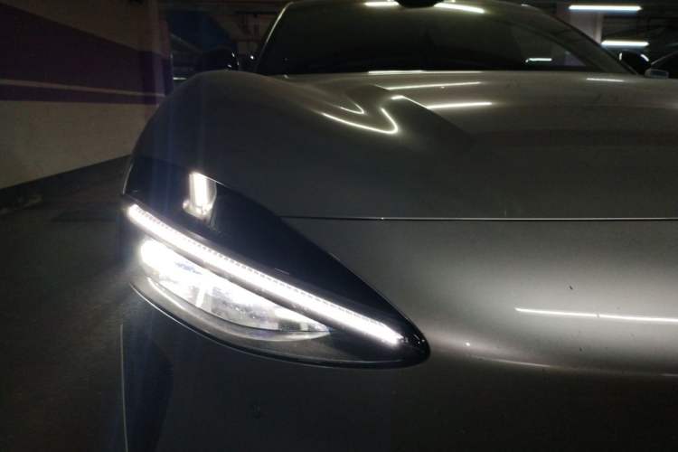 Used Xiaomi Auto YU7 2025 Ultra-Long Range Rear-Wheel Drive Version Right Front Headlight